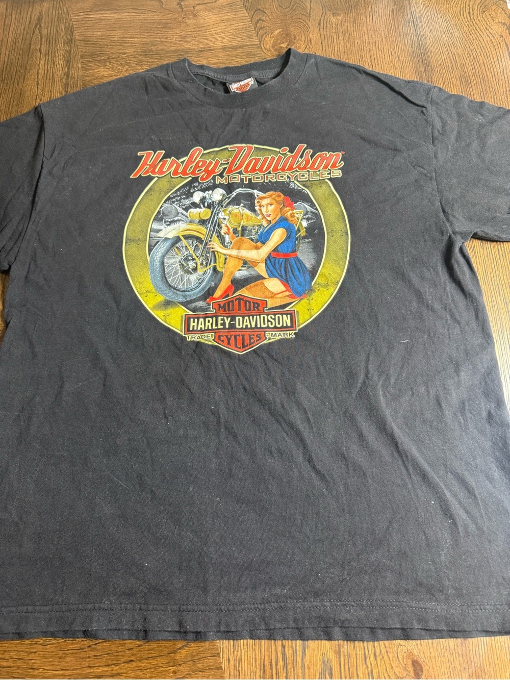 Harley-Davidson Black Tee with Retro Pin-Up Motorcycle Graphic men XL